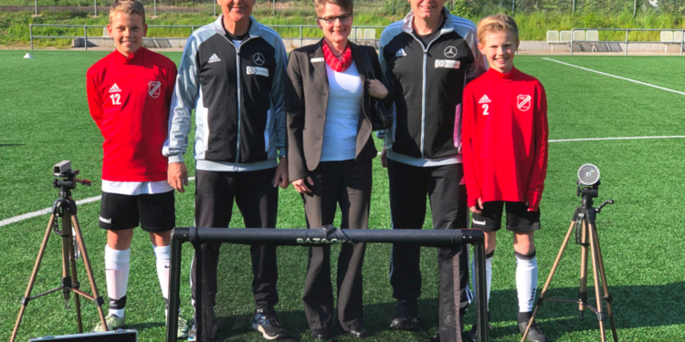 Fußballer des DFB-Stützpunktes freuen sich über Zeitmessgerät und Mini-Tore