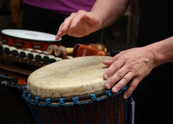 Zusammenkommen und Trommeln!