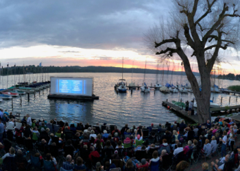 Norddeutsche Freiluftkino: ‚Ein Becken voller Männer‘ am Wasser und ‚Yesterday‘ im Wasser