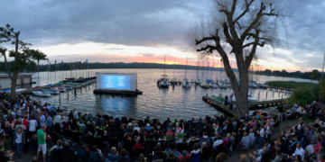 Norddeutsche Freiluftkino: ‚Ein Becken voller Männer‘ am Wasser und ‚Yesterday‘ im Wasser