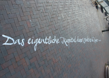 Stolpersätze auf dem Straßenpflaster