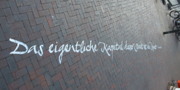 Stolpersätze auf dem Straßenpflaster