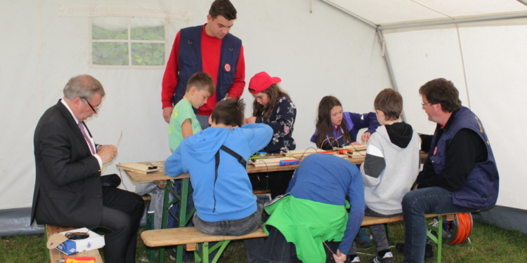 Vollbeschäftigung: Vorzeige-Stadt Tillhausen bot VIPs Arbeit, Kaffee und Kuchen