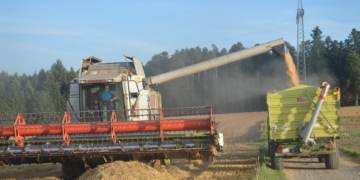 SH Netz warnt vor Gefahren beim Einsatz großer Erntemaschinen an und unter Strom-Freileitungen