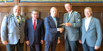 Kreisschützenverband verleiht Kreispräsident Meinhard Füllner Ehrennadel in Silber