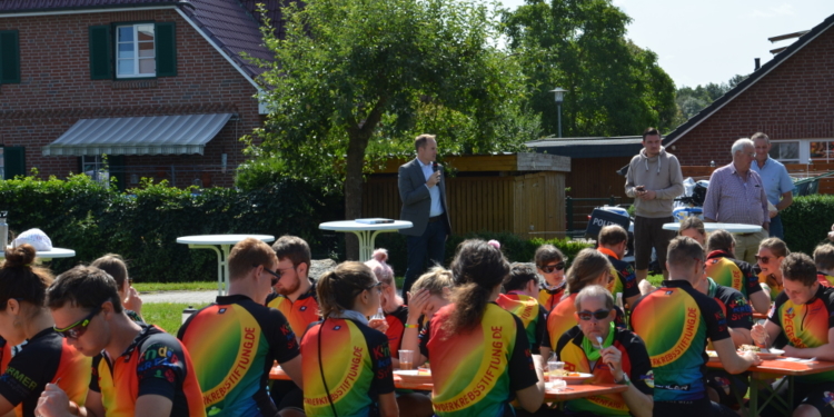 Regenbogenfahrt der Deutschen Kinderkrebsstiftung macht Halt im Kreis Herzogtum Lauenburg