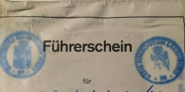 Goldener Führerschein am Band für 50 Jahre unfallfreies Autofahren?