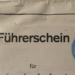 Goldener Führerschein am Band für 50 Jahre unfallfreies Autofahren?