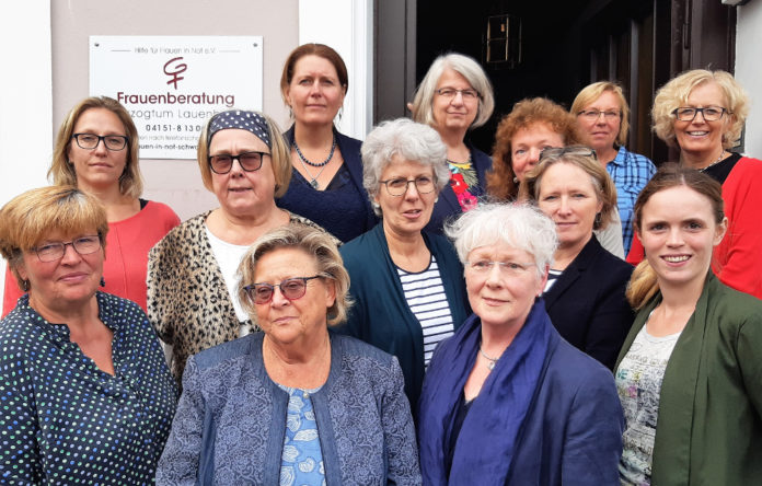 Herzoginnen mit Ehrenamtlerinnen (2)