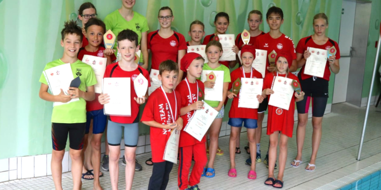 Die Kreistitel erschwimmen sich Celina Kühne und Noah Rühe