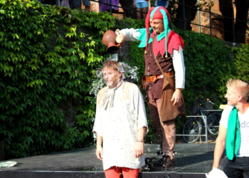 Nasse Narren auf dem Marktplatz