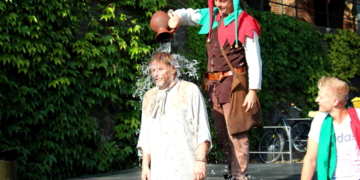 Nasse Narren auf dem Marktplatz