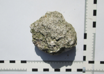 Stein auf der Fahrbahn – Zeugen gesucht!