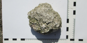 Stein auf der Fahrbahn – Zeugen gesucht!