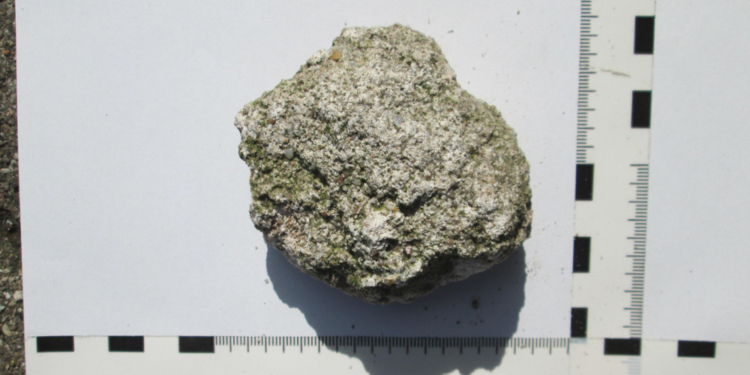 Stein auf der Fahrbahn – Zeugen gesucht!