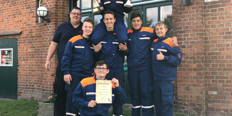 Wander-Pokal geht an die Jugendfeuerwehr Wentorf bei Hamburg