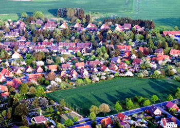 Streit um Wohnbauprojekt ‚Seedorfer Straße‘: Anwohner prüfen rechtliche Schritte