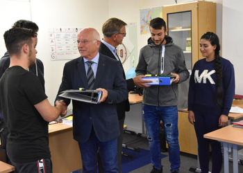 Berufliche und schulische Erstausstattung für Flüchtlinge – Spende des Rotary-Clubs