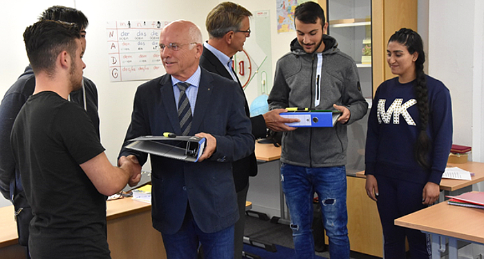 Berufliche und schulische Erstausstattung für Flüchtlinge – Spende des Rotary-Clubs