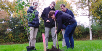 JU pflanzt Apfelbaum für die Deutsche Einheit