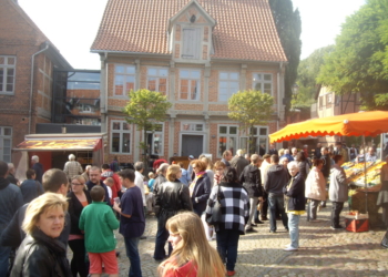 Erntedankmarkt auf dem Kirchplatz in Lauenburg