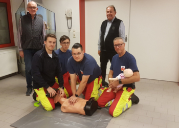 Übergabe Übungspuppen an die First responder der Feuerwehr Ratzeburg
