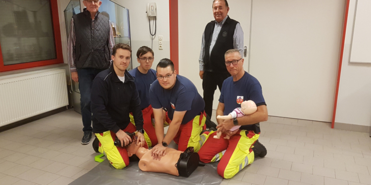 Übergabe Übungspuppen an die First responder der Feuerwehr Ratzeburg