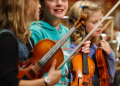 Kinder entdecken die Welt der Musikinstrumente in den Schnupperkursen der Kreismusikschule