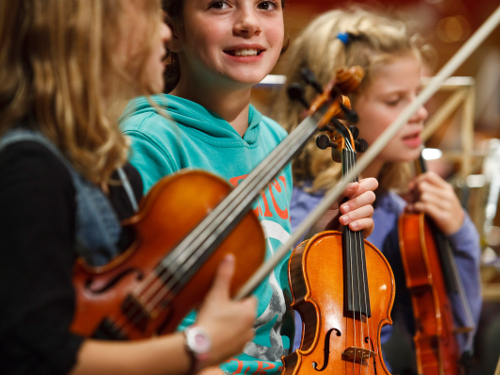 Kinder entdecken die Welt der Musikinstrumente in den Schnupperkursen der Kreismusikschule