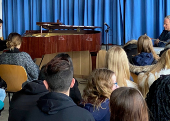 ‚Share my Music‘ – Aeham Ahmad gastierte in Schulkonzertreihe des 16. Möllner Folksfestes mit zwei Konzert-Lesungen