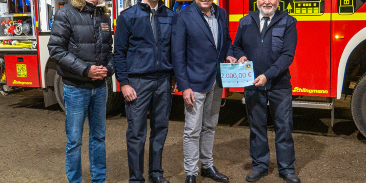 Schöne Spende für die Freiwillige Feuerwehr Aumühle