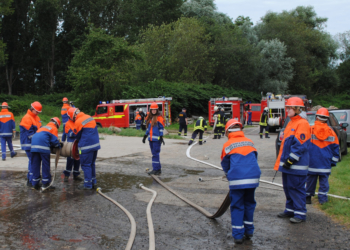 Jugendfeuerwehr Schiphorst verkauft ‚Feuerwehr – Mettwürste‘