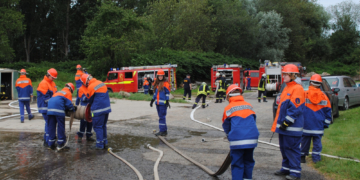 Jugendfeuerwehr Schiphorst verkauft ‚Feuerwehr – Mettwürste‘