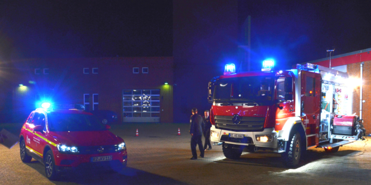 Überraschung für den Kreisfeuerwehrverband – Kreis übergibt zwei neue Einsatzfahrzeuge