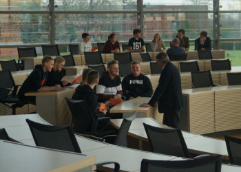 Kreisweites Jugendforum besucht mit Jugendlichen den Landtag