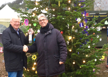 Der Lions Club Hamburg – Sachsenwald auf dem Aumühler Weinachtsmarkt