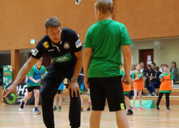Beim ‚AOK Star-Training‘ mit echten Handball-Stars an der eigenen Schule trainieren