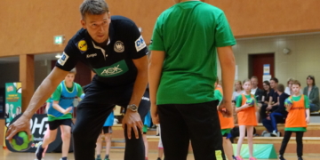 Beim ‚AOK Star-Training‘ mit echten Handball-Stars an der eigenen Schule trainieren