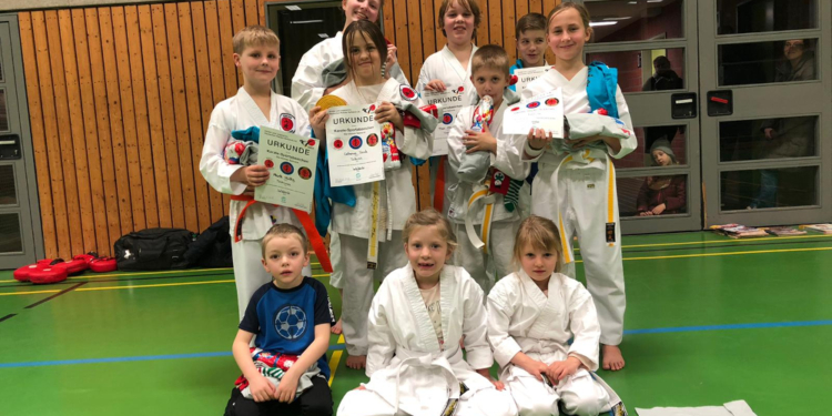 RSV-Karate: Guter Start ins neue Jahr mit Sportabzeichen, Pokalen und neuen Gürteln