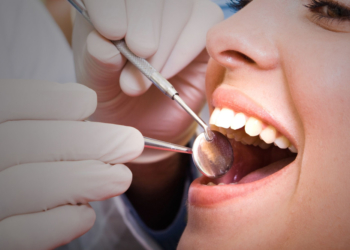 Frauen erhalten häufiger Zahnersatz als Männer