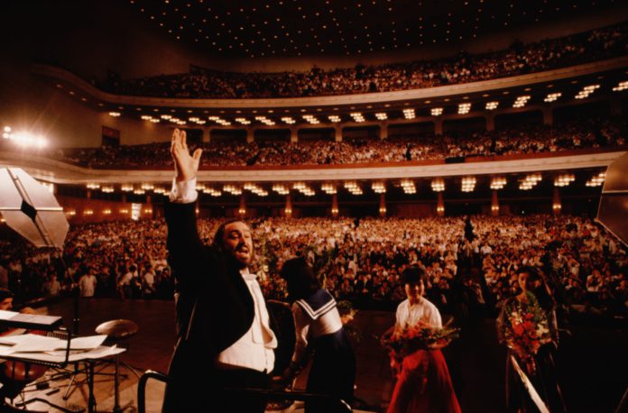 Pavarotti Performs