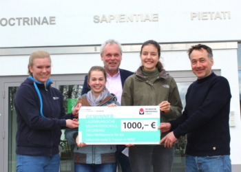 Abiturientinnen holen Preisgeld an die LG