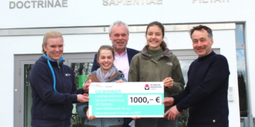 Abiturientinnen holen Preisgeld an die LG