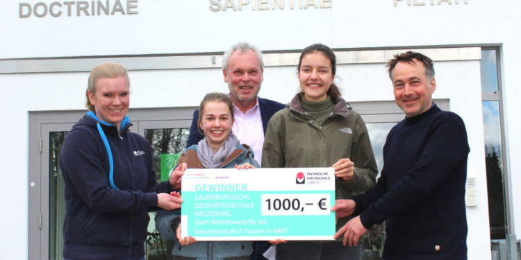 Abiturientinnen holen Preisgeld an die LG