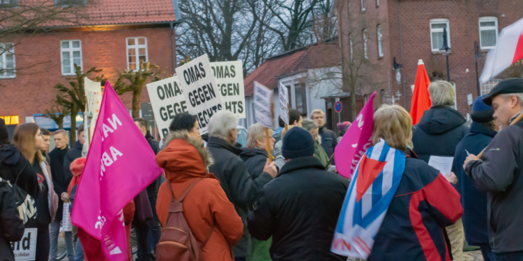 Friedlicher und lautstarker Protest gegen die AfD