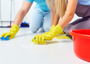 Beim Frühjahrsputz besser Wischen statt Sprühen