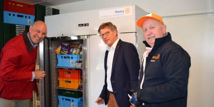 Rotarier spenden der Ratzeburger Tafel neuen Tiefkühlschrank