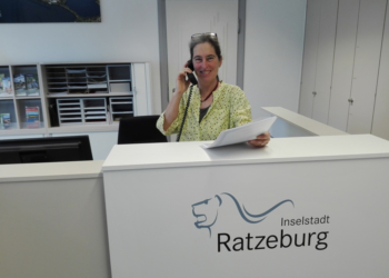 Kreissparkasse und viele Helfer unterstützen das Bürgertelefon im Ratzeburger Rathaus