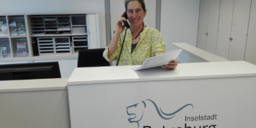 Kreissparkasse und viele Helfer unterstützen das Bürgertelefon im Ratzeburger Rathaus