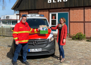 DLRG Ratzeburg erhält 50 Behelfs-Nasen-Mund-Masken von der Familienbildungsstätte Ratzeburg